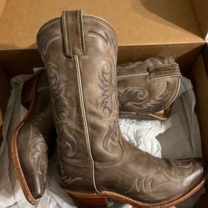 Nocona cowgirl boots. Vintage cow leather with embroidered stitching. Size 6.5